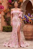 Vestido largo de fiesta rosa bordado de corte sirena con hombros descubiertos y abertura lateral