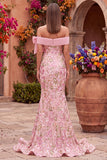 Vestido largo de fiesta rosa bordado de corte sirena con hombros descubiertos y abertura lateral