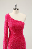 Vestido de cóctel con abertura en un hombro y lentejuelas brillantes fucsia