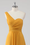 Vestido largo de dama de honor con fruncido de un hombro en línea A amarillo con abertura