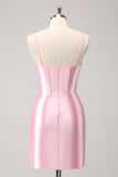 Vestido de fiesta ajustado con cuentas y tirantes finos en color rosa intenso