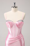 Vestido de fiesta ajustado con cuentas y tirantes finos en color rosa intenso