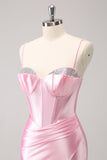 Vestido de fiesta ajustado con cuentas y tirantes finos en color rosa intenso