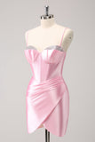 Vestido de fiesta ajustado con cuentas y tirantes finos en color rosa intenso