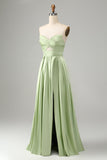 Vestido de dama de honor verde una línea plisada sin tirantes ojo de cerradura con abertura