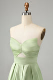Vestido de dama de honor verde una línea plisada sin tirantes ojo de cerradura con abertura