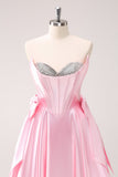 Vestido de fiesta corto con escote en A sin tirantes y corsé en color rosa con lazos