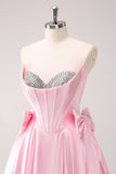 Vestido de fiesta corto con escote en A sin tirantes y corsé en color rosa con lazos