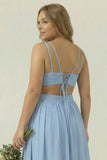 Vestido de dama de honor de chiffon azul polvoriento con escote en V y largo vestido de dama de honor de talla grande con encaje en la espalda