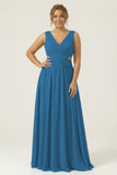Vestido de dama de honor de chiffon azul polvoriento con escote en V y largo vestido de dama de honor de talla grande con encaje en la espalda
