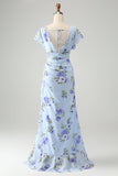 Vestido de invitada de boda asimétrico con volantes florales azules de una línea