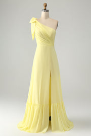 Una línea de un hombro amarillo vestido de invitada de boda con abertura