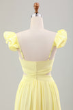 Vestido de invitada de boda con volantes plisados de color amarillo limón simple de una línea
