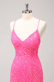 Vestido de cóctel con cuello en V y lentejuelas ajustado rosa intenso y brillante con flecos