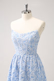 Vestido de dama de honor floral azul sin tirantes de línea A alto bajo