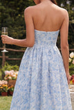 Vestido floral azul A-line sin tirantes alto y bajo
