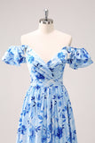 Vestido de dama de honor floral azul con hombros descubiertos de una línea