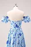 Vestido de dama de honor floral azul con hombros descubiertos de una línea
