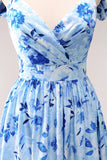 Vestido de dama de honor floral azul con hombros descubiertos de una línea