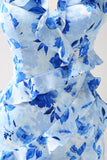 Vestido de dama de honor floral azul con volantes y abertura