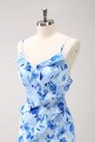 Vestido de dama de honor floral azul con volantes y abertura