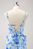Vestido de dama de honor floral azul con volantes y abertura