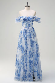 Vestido de dama de honor de línea A con flor azul blanca con hombro apagado con abertura