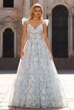 Vestido largo de graduación azul claro con estampado de flores con escote en pico y escote en V