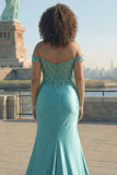 Vestido largo de satén de satén de talla grande de sirena verde oscuro con hombros descubiertos y abertura