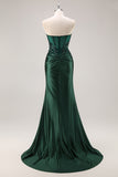 Vestido largo de graduación de talla grande de sirena sin tirantes verde oscuro con lentejuelas y abertura