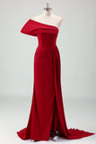 Vestido de dama de honor de satén plisado con un hombro al descubierto en rojo y abertura