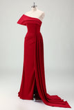 Vestido de dama de honor de satén plisado con un hombro al descubierto en rojo y abertura
