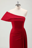 Vestido de dama de honor de satén plisado con un hombro al descubierto en rojo y abertura