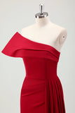 Vestido de dama de honor de satén plisado con un hombro al descubierto en rojo y abertura