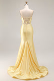 Vestido largo de fiesta con cuentas y cuentas sin tirantes amarillo con abertura
