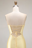 Vestido largo de fiesta con cuentas y cuentas sin tirantes amarillo con abertura