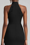 Vestido formal largo sirena con volantes negros con cuello halter y abertura