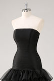 Vestido formal negro sin tirantes de tul con volantes escalonados