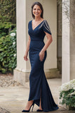 Vestido largo de satén sirena con escote en V azul marino de la madre de la novia