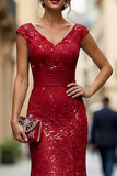 Vestido de la madre de la novia bordado en pico de sirena rojo oscuro con lentejuelas