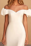 Vestido formal largo con abertura y vaina blanca con hombros descubiertos