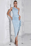 Vestido formal ajustado azul claro de un hombro hasta el té