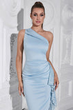 Vestido formal ajustado azul claro de un hombro hasta el té