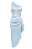 Vestido formal ajustado azul claro de un hombro hasta el té