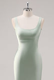 Vestido de dama de honor sirena de satén verde salvia con espalda cruzada