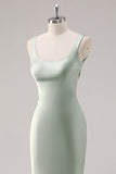 Vestido de dama de honor sirena de satén verde salvia con espalda cruzada