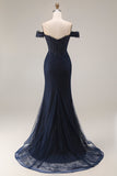 Vestido largo de graduación brillante azul marino con hombros de sirena con pliqué de sirena y cuentas