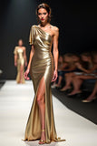 Vestido de gala con manga ondulada de un hombro dorado con abertura