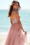 Vestido largo de invitada de boda de tul con tirantes de espagueti y volantes