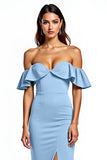 Vestido largo de invitada de boda con volante de sirena azul empolvado con hombro fuera del hombro con abertura